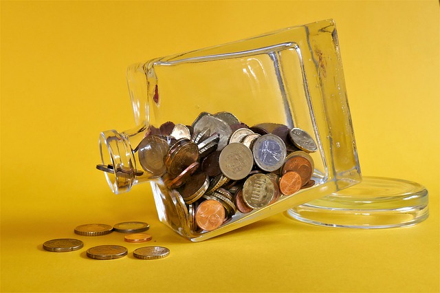 mince ve skleněné láhvi