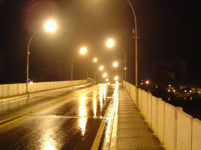 jízda po osvětleném mostě