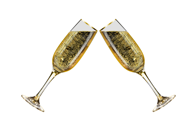 Dvě sklenky naplněné šampaňským